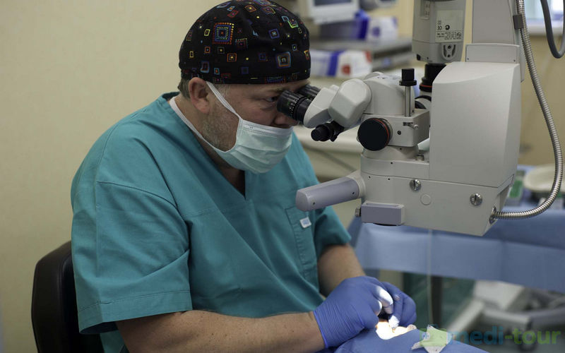 Dr Piotr Jaworski w trakcie przeprowadzania operacji
