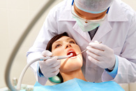 Pacjentka podczas zabiegu stomatologicznego.